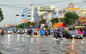 Miền Trung mưa lớn diễn biến phức tạp gây ngập lụt