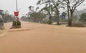 Mưa lớn gây ngập sâu, sạt lở các tuyến đường vùng núi thành phố Huế