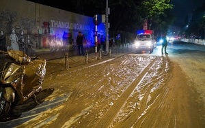 Hà Nội: Làm rõ nguyên nhân bùn nhão tràn trên đường khiến người đi xe máy trượt ngã