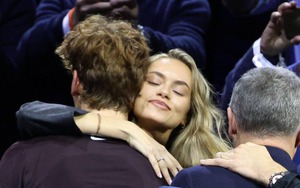 Jannik Sinner chia vui cùng bạn gái siêu mẫu sau chức vô địch ATP Finals 2025