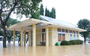 Thành phố Huế cho học sinh nghỉ học trong ngày 17/11 do nước lũ dâng cao