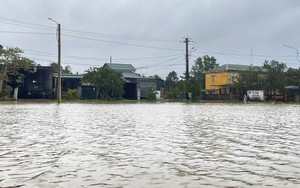 Nhiều địa bàn tại thành phố Huế ngập sâu do mưa lớn