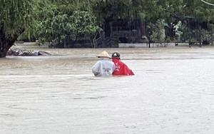 Nhiều nơi ở Khánh Hòa bị ngập sâu do mưa lũ