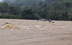 Xe container vượt ngầm tràn bị lũ cuốn trôi mất tích tại Quảng Trị