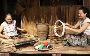 Tôn vinh nghề dệt thổ cẩm của người Mạ