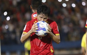 Ngôi sao ĐT Việt Nam bận chuẩn bị cho trận đấu với ĐT Lào, không kịp đón con chào đời