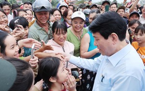 Chủ tịch nước Lương Cường thăm hỏi bà con vùng lũ xã Gò Nổi, Đà Nẵng