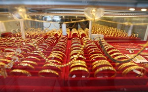 Áp lực kép đẩy giá vàng thế giới giảm hơn 1%