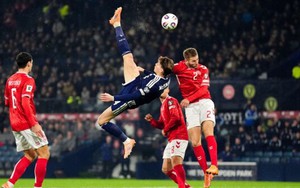 Người cũ MU lập siêu phẩm như Ronaldo trong chiến thắng siêu kịch tính của đội nhà ở vòng loại World Cup 