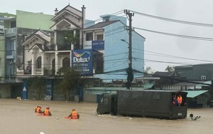 Mưa trắng trời, chính quyền địa phương gồng mình cứu dân