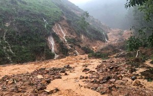 Huế: Xuất hiện vết nứt hở trên đỉnh đồi, nhiều hộ dân vùng núi phải sơ tán