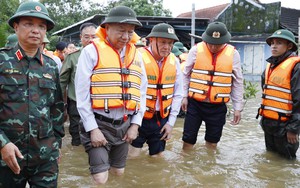 Tổng Bí thư Tô Lâm thăm, tặng quà người dân bị ảnh hưởng do mưa lũ tại Huế