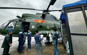 Trực thăng vận chuyển nhu yếu phẩm hỗ trợ người dân vùng ngập lũ các tỉnh Nam Trung Bộ