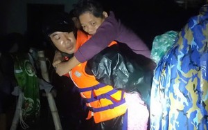 Lực lượng hải quân được điều động ứng cứu người dân Khánh Hòa bị ngập lụt trong đêm