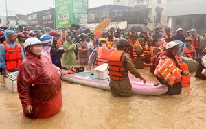 Nỗ lực đưa người dân vùng ngập lụt Khánh Hòa đến nơi an toàn