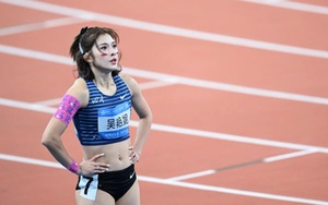 Mỹ nhân điền kinh Trung Quốc trượt HCV vì chậm hơn đối thủ… 0,04 giây, bật khóc khi nhận huy chương