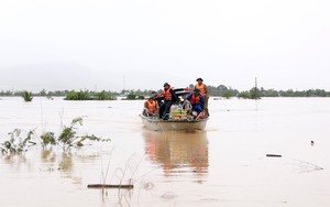 VIDEO hiện trường ngập lụt ở miền Trung: Nỗ lực di tản người dân, căng mình ứng phó nguy cơ sạt lở