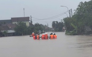 Chuyên gia khuyến cáo gì về 100 can axit sunfuric bị lũ cuốn trôi?