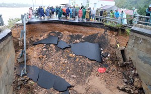 Đắk Lắk: Sập mố cầu Lò Gốm do nước lũ