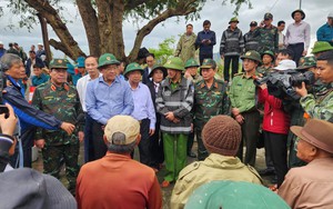 Phó Thủ tướng Lê Thành Long thăm, tặng quà người dân vùng lũ Gia Lai