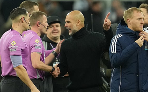 Guardiola cãi nhau với trọng tài, đối thủ và cả… quay phim sau trận thua Newcastle