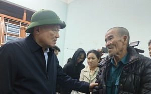 Phó Thủ tướng Thường trực thăm, tặng quà nhân dân vùng lũ Đắk Lắk