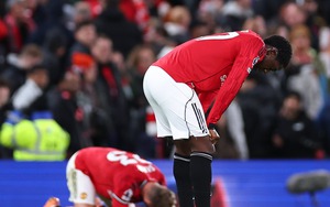 MU thua sốc ngay trên sân nhà dù chơi hơn người gần cả trận