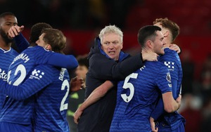 HLV Everton nói điều khiến tất cả ngỡ ngàng khi học trò bị đuổi vì tát... đồng đội