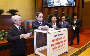 Đại biểu Quốc hội quyên góp ủng hộ đồng bào khắc phục hậu quả thiên tai, bão lũ