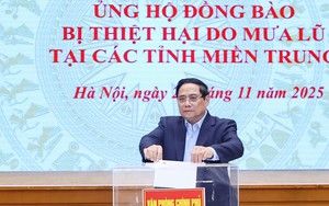 Thủ tướng quyên góp ủng đồng bào bị thiệt hại do mưa lũ tại các tỉnh miền Trung