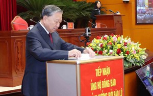 Tổng Bí thư và các đại biểu quyên góp ủng hộ đồng bào các tỉnh bị bão lũ
