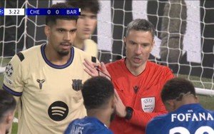 Cựu trọng tài Premier League chỉ ra lý do Chelsea bị từ chối 3 bàn thắng trước Barcelona