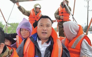 Phóng viên TTXVN có mặt tại tâm lũ, kịp thời chuyển tải thông tin hiện trường