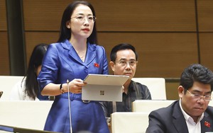 Lạm dụng AI, nguy cơ “người biến thành máy trước khi máy biến thành người”