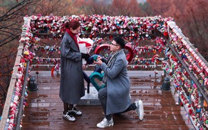 Tiền vệ Đức Huy quỳ gối cầu hôn nữ MC VTV giữa khung cảnh lãng mạn ở Hàn Quốc