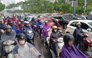 Mưa phùn kéo dài, nhiều tuyến đường Hà Nội ùn tắc cục bộ