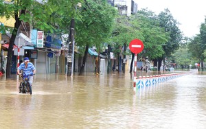 Huế: Lũ bắt đầu xuống dần nhưng vẫn ngập diện rộng