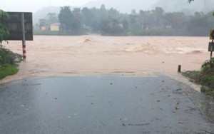 Mưa lớn khiến nhiều ngầm tràn ở miền núi Quảng Trị bị ngập sâu, chia cắt