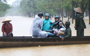 Nước lũ lại đổ về gây ngập sâu vùng ven sông Hương