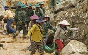 Mở đường vào 5 thôn bị cô lập do mưa lũ tại Quảng Ngãi