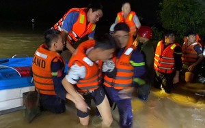 Quảng Trị: Giải cứu thành công nhiều người dân bị kẹt giữa dòng nước lũ