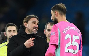 Thủ môn Man City bị tố 'giả vờ chấn thương', trọng tài biết cũng bất lực