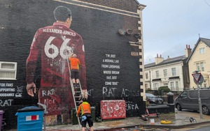 Bức tranh tường của Alexander-Arnold bị phá hoại trước ngày trở lại đối đầu đội bóng cũ Liverpool