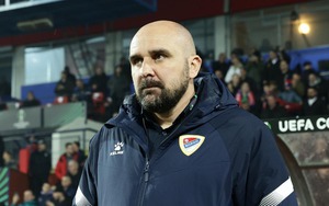 Xúc động khoảnh khắc các cầu thủ đổ sụp trên sân khi nghe tin HLV qua đời giữa trận