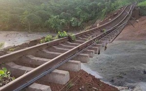 Ảnh hưởng bão số 13: Mưa lũ cuốn trôi nền đường sắt Bắc - Nam đoạn qua Đắk Lắk, Gia Lai