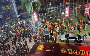 Bóng đá Malaysia lại hỗn loạn khi hàng loạt CĐV phẫn nộ tham gia biểu tình