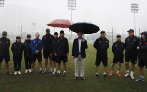 Tin nóng bóng đá Việt hôm nay 8/11: Đội tuyển Việt Nam được khích lệ trước SEA Games 33; Thủ môn Bùi Tiến Dũng phẫu thuật chấn thương