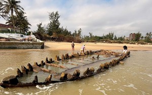 Sau bão số 13 xuất hiện tàu cổ dạt ở bờ biển Hội An