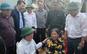 Phó Thủ tướng Mai Văn Chính thăm hỏi người dân vùng bị bão lũ tại Đắk Lắk