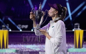 Kết thúc WTA Finals 2025: Chị đẹp Rybakina 'đạp gió, rẽ sóng'